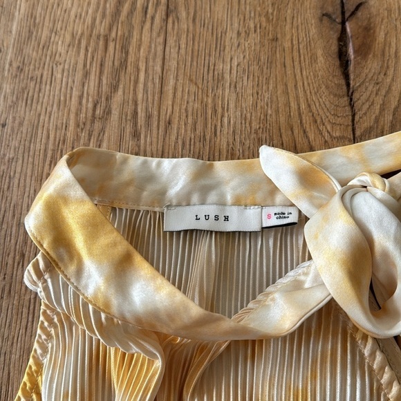 lush tie dye halter top with adjustable tie - Picture 4 of 7